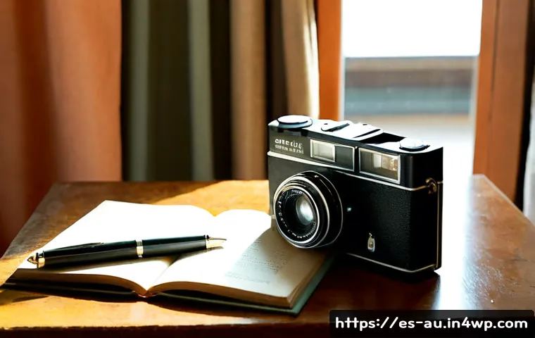 Home 17 뉴아날로그 트렌드에 영향을 미친 영화와 문학 - Photorealistic editorial still life of a vintage 35mm film camera, unspooled film negatives, a well-...